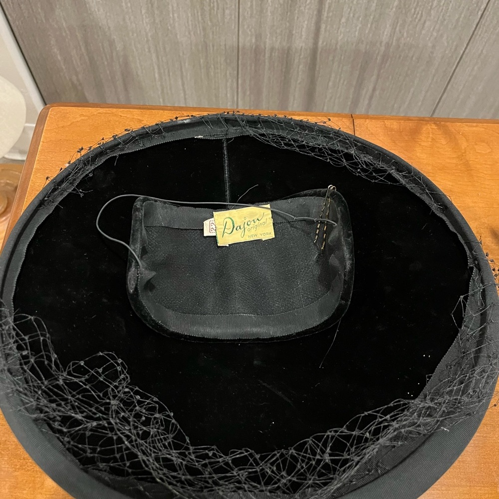 Elegant Black Velvet Hat with Veil, vintage 1950’s - Picture 4 of 6